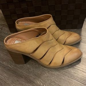 Mustard/Gold Dolce Vita Heeled Mule, size 8.5